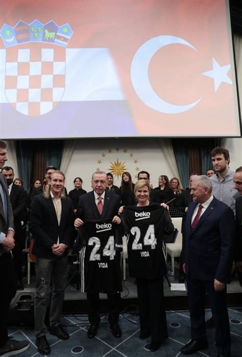 B­e­ş­i­k­t­a­ş­l­ı­ ­V­i­d­a­­d­a­n­ ­C­u­m­h­u­r­b­a­ş­k­a­n­l­a­r­ı­n­a­ ­f­o­r­m­a­ ­h­e­d­i­y­e­s­i­